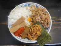 「かれーまぜそば、ほぐし肉、刻みタマネギ」@狼煙 〜NOROSHI〜の写真