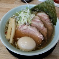 「焼豚らーめん900円＋半熟味玉(力丸くん)100円」@麺屋 つるるの写真