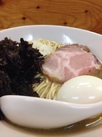 「玉鋼のアレ《黒》＋黒バラ海苔＋味玉＋和え玉」@煮干中華ソバ イチカワの写真