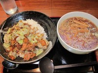 「回鍋肉丼　500円（ランチ）と半ラーメン　300円」@中華ダイニング いい田の写真