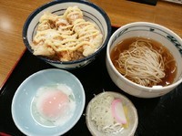 「ダブルチーズ鶏天丼（半熟玉子付）小温そばセット900円」@天丼てんや 日暮里店の写真