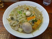 「豚煮干ちゃんぽん（850円）＋味玉（100円）」@チャランポの写真