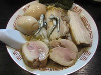 「淡麗β（７５０円）＋鶏チャー＋炊き込みご飯＋味玉」@中華ソバ 伊吹の写真