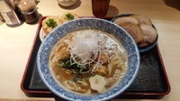 「鶴嶺峰ラー麺（幕内）+眠りチャーシュー+すし」@らー麺土俵 鶴嶺峰の写真