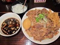 「上カルビ肉盛りつけ麺並900円＋無料の肉増し味玉メンマ増し」@魁 肉盛りつけ麺 六代目けいすけの写真