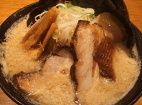 「特選豚骨ラーメン　９８０円」@おはな商店 関内店の写真