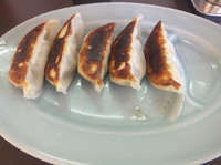 「餃子350円(クーポンで無料)＆カレーつけ麺860円」@中華そば つけ麺 魚介の達人 久兵衛 北柏店の写真