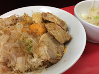 「汁無し＋小豚（ヤサイちょい増し、辛め、ニンニク）」@びんびん豚の写真