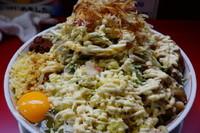 「冷やしまぜ大＋豚１枚（野菜、ショウガ、辛玉、ガリマヨ）」@用心棒の写真