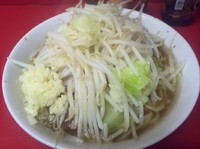 「小ラーメン＋生卵（麺半分・にんにく）」@ラーメン二郎 千住大橋駅前店の写真