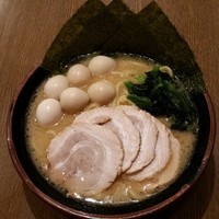 「チャーシューメン　並　930円＋ウズラ100円(6個)」@横濱家系ラーメン 銀輪家の写真