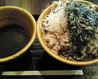 「肉そば（大）　７９０円」@なぜ蕎麦にラー油を入れるのか。 池袋本店壬生の写真