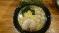 「ラーメン（塩）：トッピングウズラ」@横浜家系ラーメン 品川家 三田店の写真