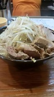 「小ラーメン＋ぶた　ヤサイちょい増しの半分、あぶら」@豚仙人の写真
