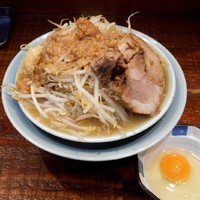 「小ラーメン（750円）＋ニンニク・アブラ＋生卵（50円）」@立川マシマシの写真