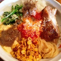 「【限定】ピザまぜそば~イベリコ豚スペアリブ煮込み添え~」@はりけんラーメンの写真