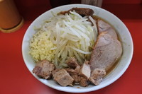 「小ぶた入り、缶烏龍茶」@ラーメン二郎 上野毛店の写真