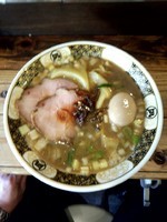 「すごい煮干ラーメン【820円】＋味付けたまご【100円】」@すごい煮干ラーメン凪 新宿ゴールデン街店 本館の写真