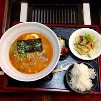 「辛口とんこつラーメンセット ¥860(3辛、香、小ライス、サラダ」@バーベキューあらはたの写真