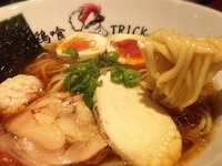 「鶏の醤油らーめん(780円)+味玉(100円)」@鶏喰～TRICK～の写真