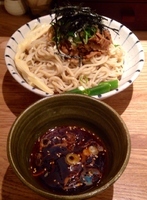 「鰹だしの冷やし肉そば　880円　サービスライス・生卵」@麺屋ぬかじの写真