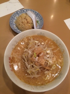 「味噌ラーメンと半チャーハンのセット900円」@札幌本舗 新宿アイランド店の写真