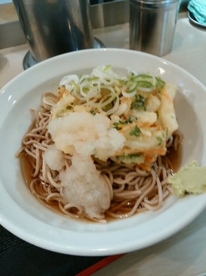 「冷やし天ぷら（かきあげ）440円」@えきめんや 品川店の写真