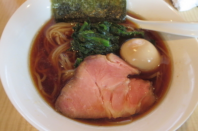「醤油ラーメン＋奥久慈自然卵の半熟味付卵」@菜の写真