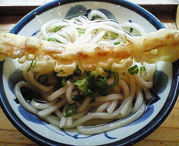 「かけうどん（冷）＋ちくわ天（無料）＝３００円」@ゆず屋製麺所の写真