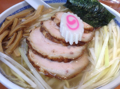 「塩チャーシュー 麺固め2玉 ネギトッピング」@たけちゃんにぼしらーめん 調布店の写真