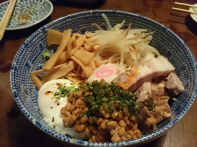「納豆玉子油そば900円＋ウーロン杯、他いろいろ」@三幸の写真