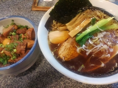 「鶏醤油ラーメン700円＋鶏チャーシュー飯250円」@鳥七の写真