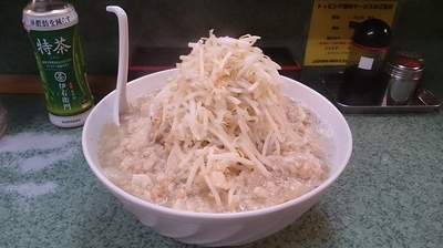「大二郎３玉カタメ(アブラ塊マシマシヤサイカラメ)￥９５０」@ラーメン二郎 新宿小滝橋通り店の写真