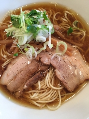 「比内地鶏と煮干しの醤油らーめん700円大盛100円」@ブタソバ屋の写真