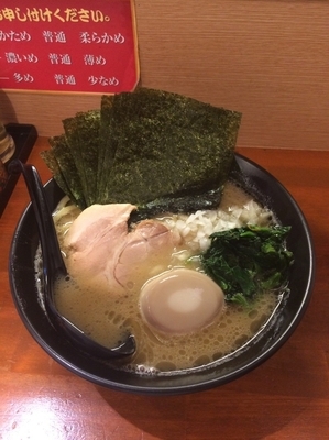 「醤油豚骨ラーメン＋海苔＋サービス味玉」@横浜家系らーめん 極楽家の写真