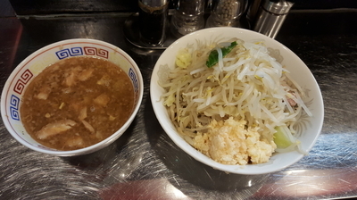 「つけめん800円(タマネギニンニクマシマシ、野菜ちょいマシ)」@らーめん虎丸 川口店の写真