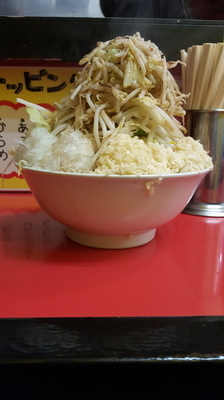 「らーめん(カタメ、野菜大蒜玉葱マシマシ、他全マシ)」@豚ラーメン 蕨店の写真