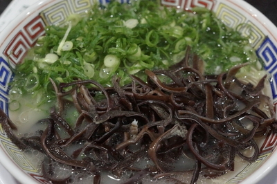 「素ラーメン＋キクラゲ＋ネギ＋替え玉」@博多ラーメン よねちゃんの写真