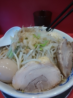 「豚玉ラーメン ニンニク アブラ」@ジャンクガレッジ 白岡店の写真