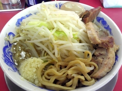 「豚玉ラーメン（並）￥900」@ジャンクガレッジ 坂戸塚越店の写真