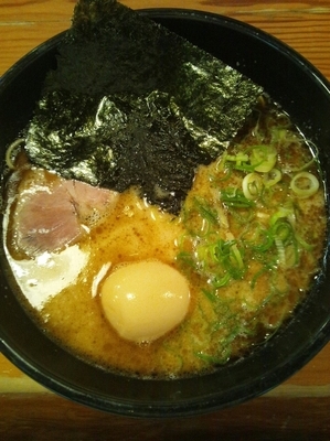 「長浜焦がし黒豚骨（味玉トッピング）」@長浜豚骨ラーメン 一番軒 総本家の写真