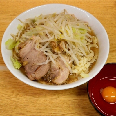 「小 麺少なめ（700円）＋生卵（50円）」@ラーメン二郎 環七新新代田店の写真