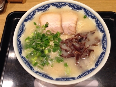「博多ラーメン （700円）」@由丸 大手町店の写真