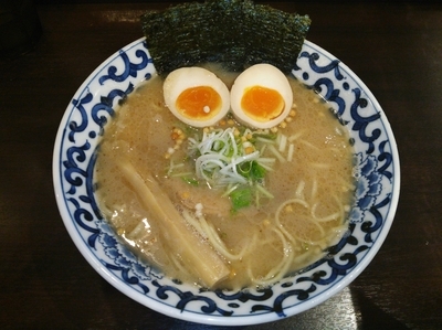 「豚骨魚介煮玉子塩らー麺」@東京駅 斑鳩の写真