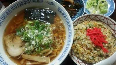 「サンキューラーメン\390 半チャーハン\350」@サトウの写真