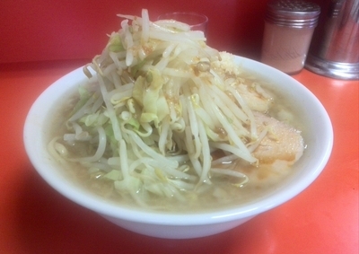 「小ラーメン700円 (麺少な目、ヤサイ・ニンニク・カラメ)」@ラーメン二郎 神田神保町店の写真