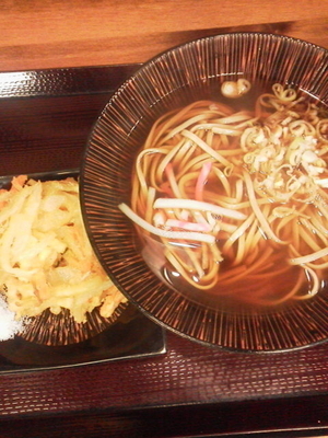 「かけ\280＋かき揚げ\100」@十割蕎麦 嵯峨谷 浜松町店の写真