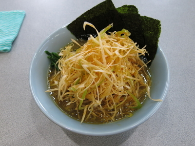 「赤ネギラーメン(麺固め)：900円」@ラーメン家 品川店の写真
