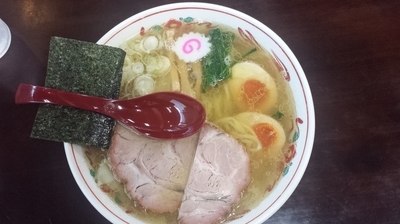 「塩ワンタン麺、味玉入り」@とら食堂 松戸分店の写真