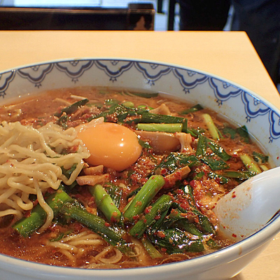 「韮玉ラーメン800円＋大盛100円」@らーめん でくの坊の写真